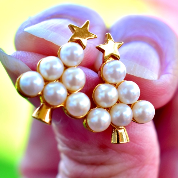 AVON Vintage Gold Jewelry Pearl Christmas Tree Pierced Earrings - Picture 1 of 6
